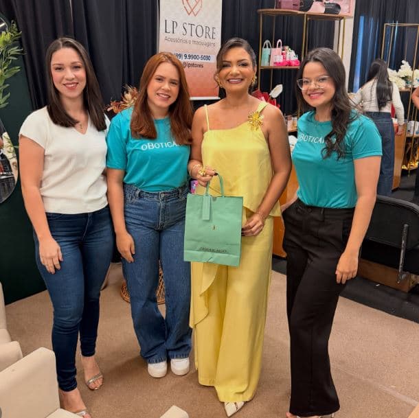 Tayannara visitando os estandes da LP Store e O Boticário em uma edição anterior do Outlet