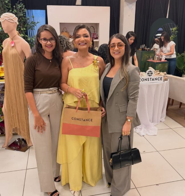 Tayannara visitando o estande da Constance em uma edição anterior do Outlet