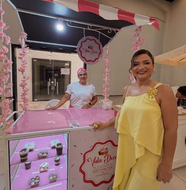 Tayannara visitando o estande da Vida Doce em uma edição anterior do Outlet