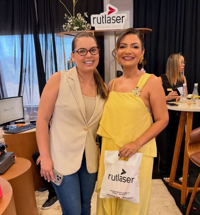Tayannara visitando o estande da Rutlaser Personalizados em uma edição anterior do Outlet