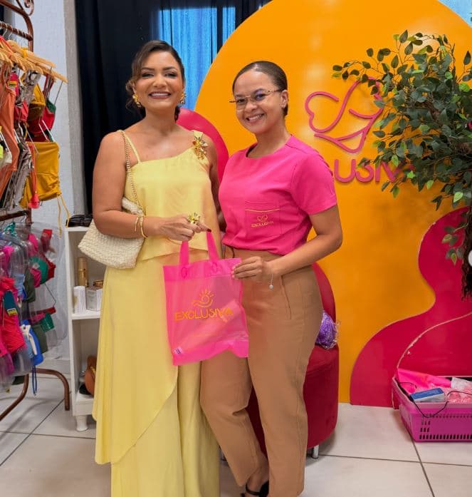 Tayannara visitando o estande da Exclusiva em uma edição anterior do Outlet