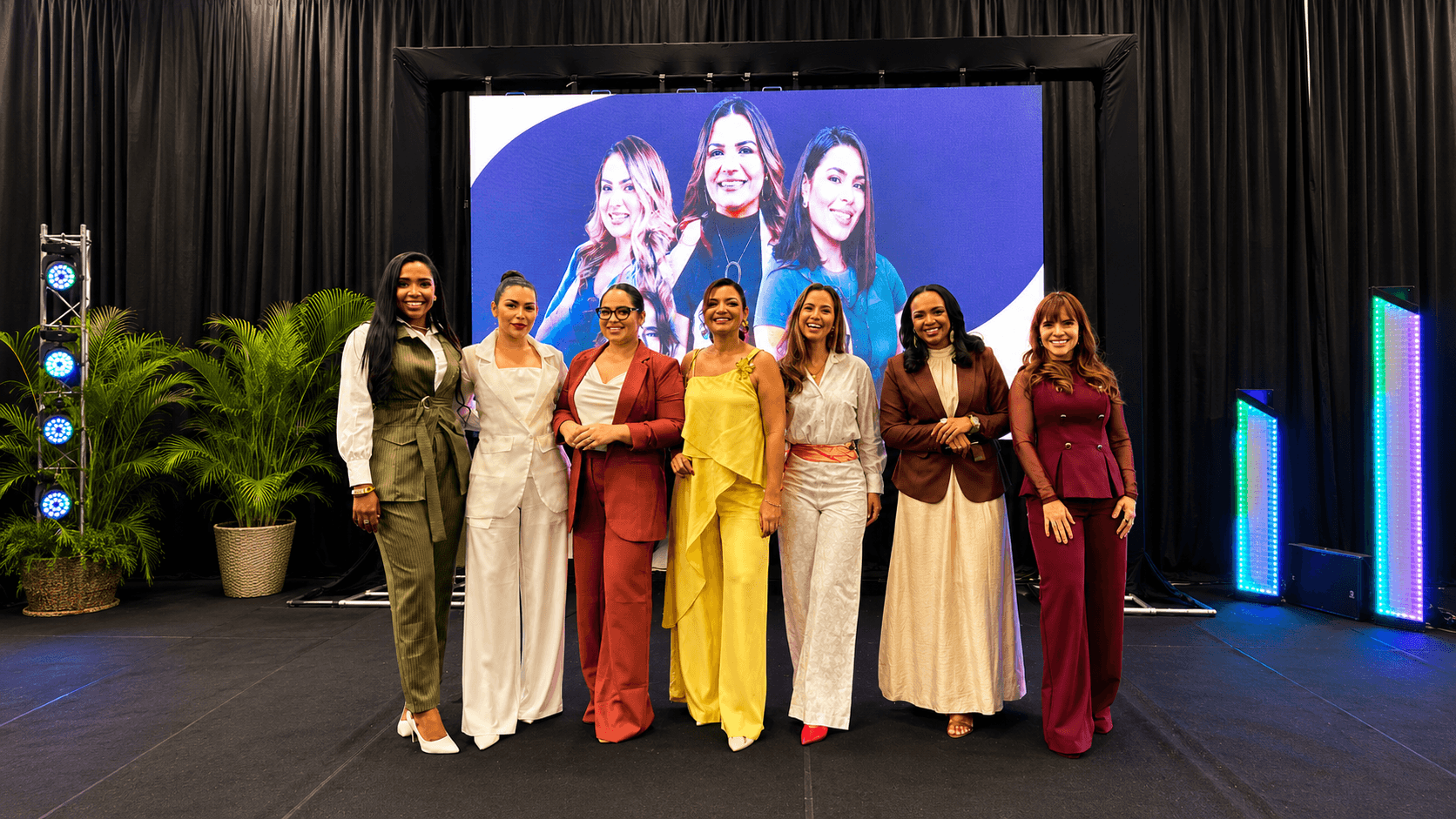 Sete mulheres reunidas no palco em uma edição anterior do Outlet Mulheres Empreendedoras