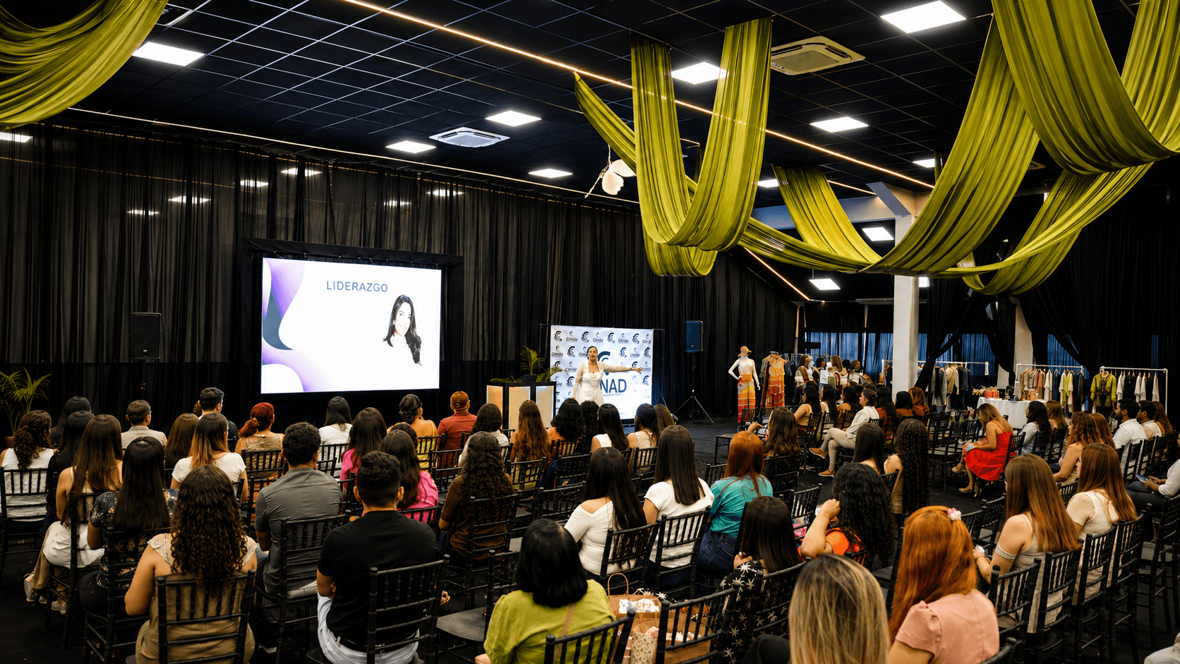 Plateia sentada assistindo a uma apresentação em uma edição anterior do Outlet Mulheres Empreendedoras